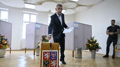 Předseda hnutí ANO Andrej Babiš odevzdal hlas v komunálních volbách v Průhonicích.