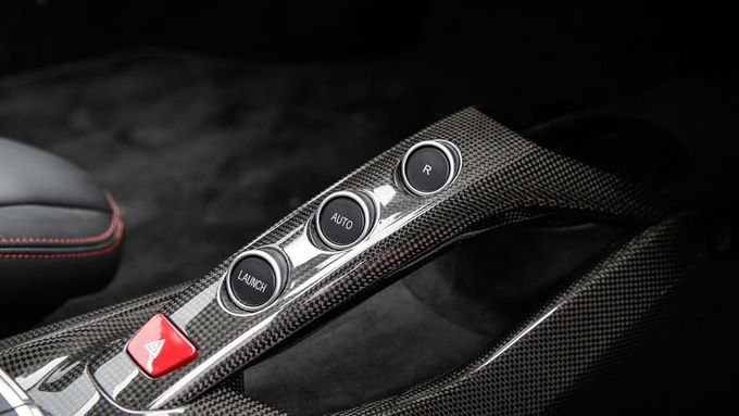 Vysunutý panel na středovém tunelu a na něm tlačítka automatické převodovky. Co je to? Ferrari 488 GTB.
