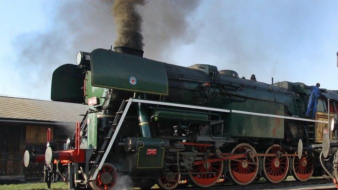 Rosnička, řada 464.2. Milovníci starých parních lokomotiv o ní mluví jako o "zelené krasavici". Podle nátěru se označení "Rosnička" používá i pro motorovou lokomotivu 710