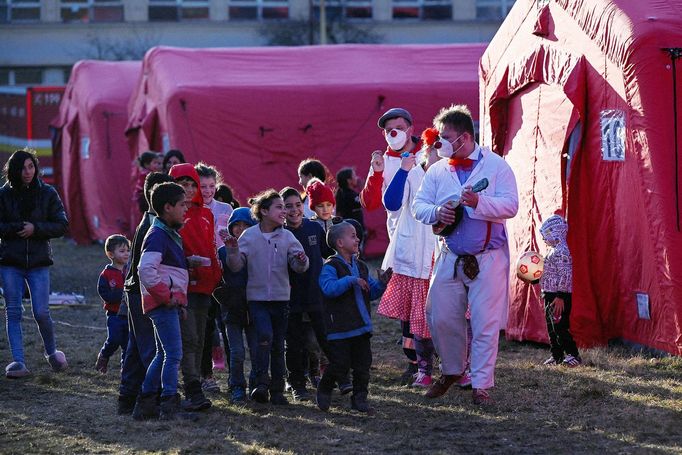 Klauni se snaží rozptýlit ukrajinské děti.Záběr z tábora pro uprchlíky z Ukrajiny, kteří nalezli útočiště na Slovensku ve městě Humenné. 27. 2. 2022