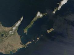 Satelitní snímek Hokaida a jihokurilských ostrovů. Kunašir je podlouhlý ostrov v centrální části snímku