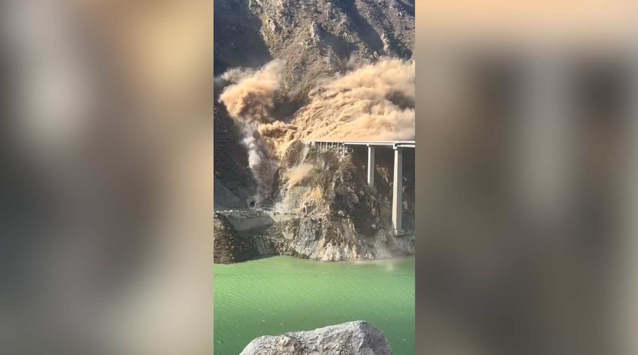 To bylo těsné. V Číně spadl "přelomový" most, záběry kolosálního pádu obletěly svět