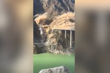 To bylo těsné. V Číně spadl "přelomový" most, záběry kolosálního pádu obletěly svět