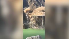 Číňanům se zřítila část nedávno otevřeného mostu. Předtím se začaly objevovat praskliny.