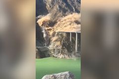 To bylo těsné. V Číně spadl "přelomový" most, záběry kolosálního pádu obletěly svět