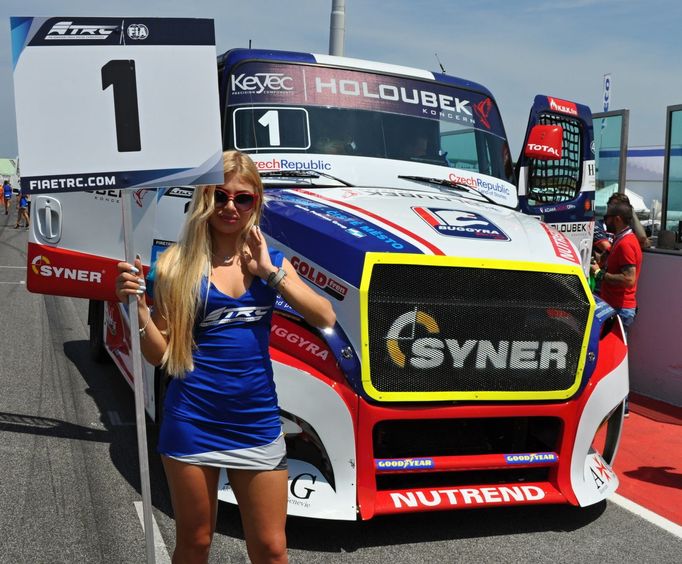 Grid girls na závodě ME tahačů v Misanu.