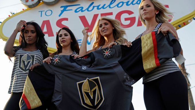 Takhle budou vypadat dresy nového klubu NHL: Las Vegas Golden Knights.