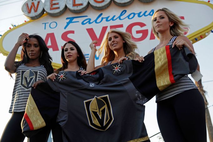 Nový tým Las Vegas Golden Knights konečně představil i podobu svých dresů
