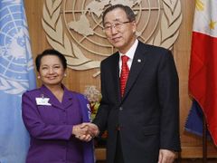 Filipínská prezidentka Gloria Macapagalová-Arroyová a generální tajemník OSN Pan Ki-mun pózují pro fotografy v New Yorku