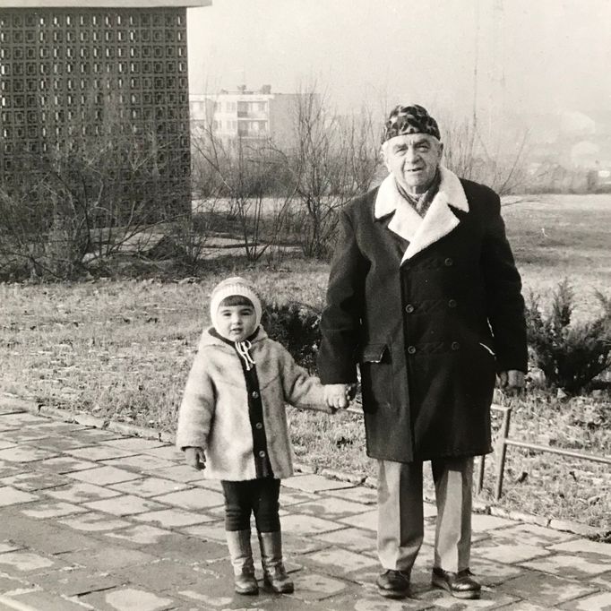 Lenka Elbe se svým dědečkem, politickým vězněm z jáchymovských lágrů.