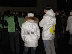 Kremelští mládežníci čekají na koncert.