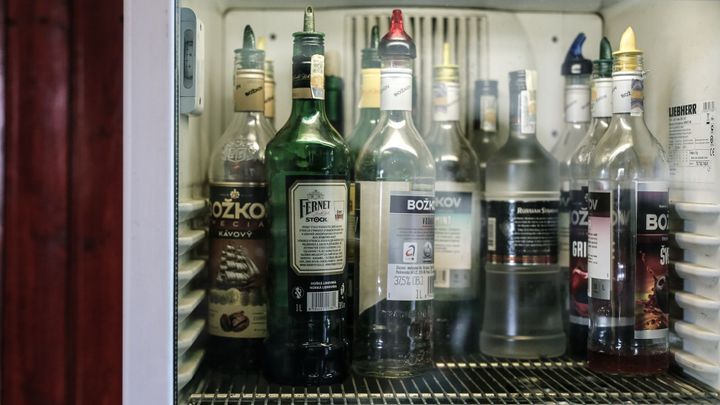 Méně tvrdého, pivo z petky a osiřelé pípy. Jak virus pomáhá měnit český alkoholismus