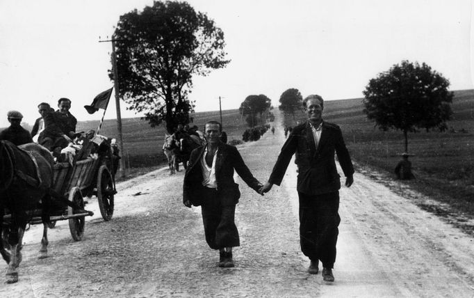 Otakar Jaroš: Českoslovenští dobrovolníci na cestě přes polsko-sovětské hranice, 1939.