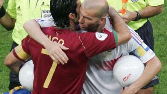 Kapitáni Francie (Zinedine Zidane, vpravo) a Portugalska (Luis Figoú se zdraví před semifinále MS.