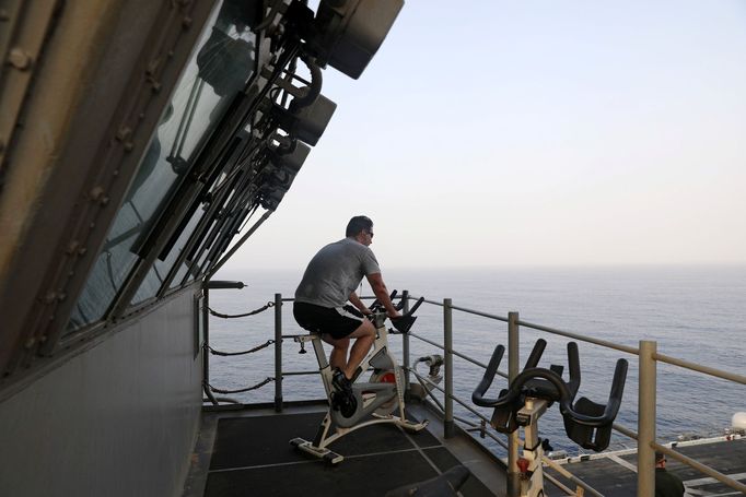 Záběry z paluby americké lodi USS Boxer v Perském zálivu