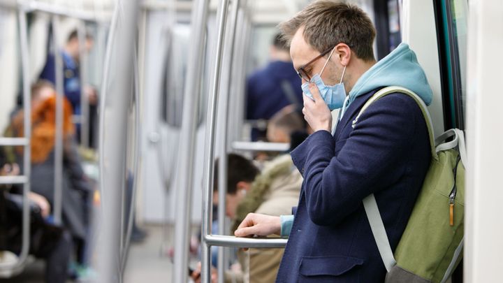 Dušnost, nespavost, pomalé myšlení. Potížemi mohou lidé trpět i rok od covidu; Zdroj foto: Shutterstock