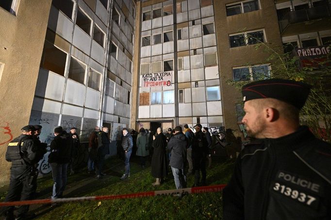 Uvnitř prázdné budovy ve Strašnicích byly nižší desítky lidí. Postupně opouštějí místo.