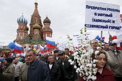 První máj slaví v Moskvě 140 000 lidí. Chtějí zachovat mír