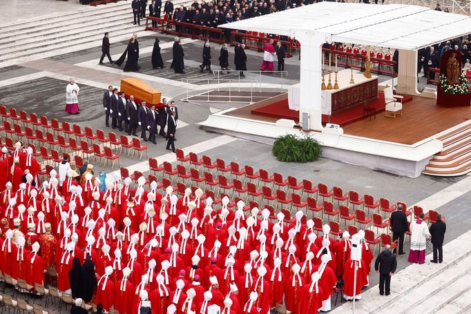 Rakev bývalého papeže Benedikta XVI. je nesena během jeho pohřbu