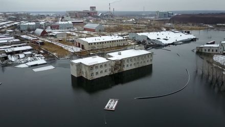 VIDEO: Ruské město polykají obrovské žumpy. Objevují se znenadání