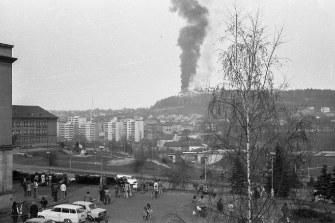 Pohled z městské zástavby v Příbrami na hořící klášter na Svaté Hoře dne 27. 4. 1978.