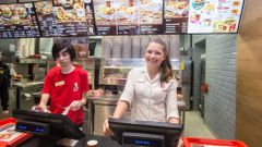 KFC, studentka jako obsluha; ilustrační foto