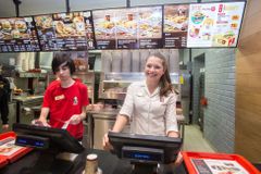 KFC začíná nabízet snídaňové menu, následuje konkurenta. Zkouší je i Ugo a Burger King