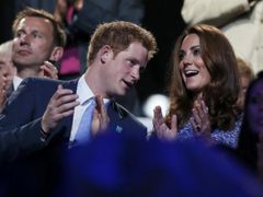 Harry zastupuje královnu i při oficiálních akcích (snímek ze slavnostního zakončení olympijských her). 