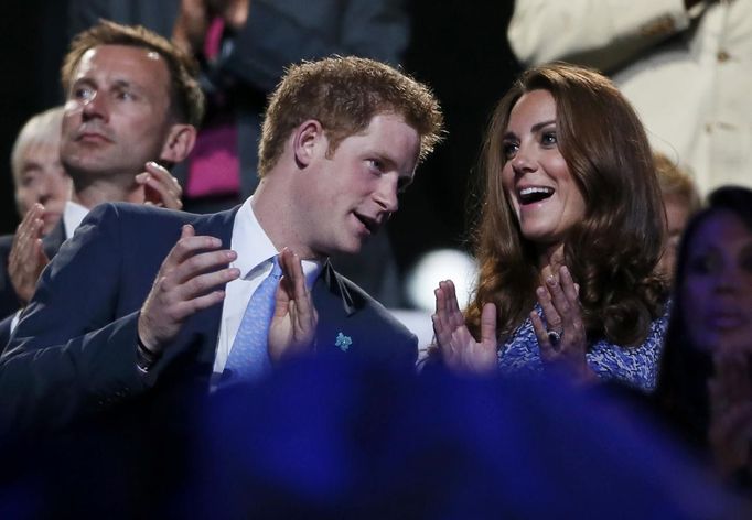 Princ Harry zastupoval babičku Alžbětu II. na závěrečném ceremoniálu olympiády v Londýně.