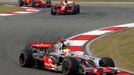 Pilot Formule 1 stáje McLaren Lewis Hamilton z Velké Británie vede před Finem Kimi Raikkonenem (uprostřed) a Brazilcem Felipem Massou ze stáje Ferrari v závodu Velké ceny Šanghaje, 19. října 2008.