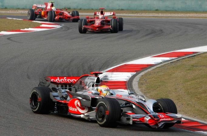 Pilot Formule 1 stáje McLaren Lewis Hamilton z Velké Británie vede před Finem Kimi Raikkonenem (uprostřed) a Brazilcem Felipem Massou ze stáje Ferrari v závodu Velké ceny Šanghaje, 19. října 2008.