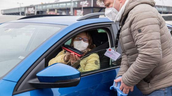 Foto: Nakažení volili prezidenta. Za dopoledne jich na nejrušnější místo přijelo pět