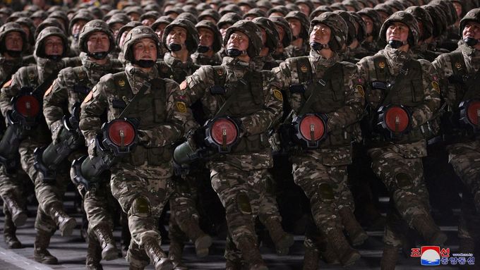 Severokorejští vojáci na přehlídce oslavující výročí založení armády KLDR, snímek z 8. února 2023, ilustrační foto