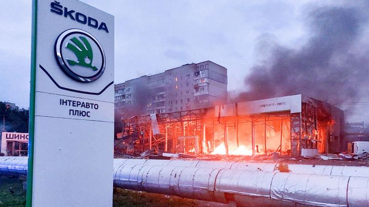 Autosalon Škoda v troskách. Rusové v Záporoží opět útočili na civilní objekty; Zdroj foto: Reuters