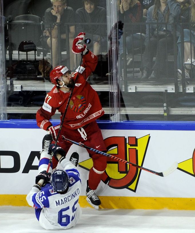 Alexander Kitarov loví zdvižený kotouč.