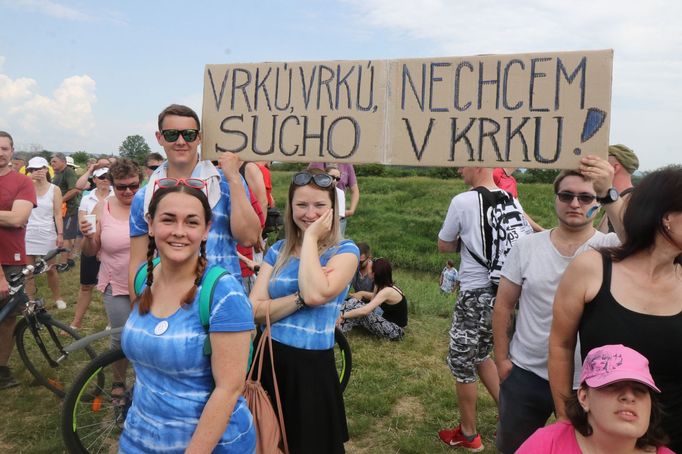 Protestní pochod lidí proti těžbě štěrkopísku a na ochranu pitné vody na Hodonínsku.