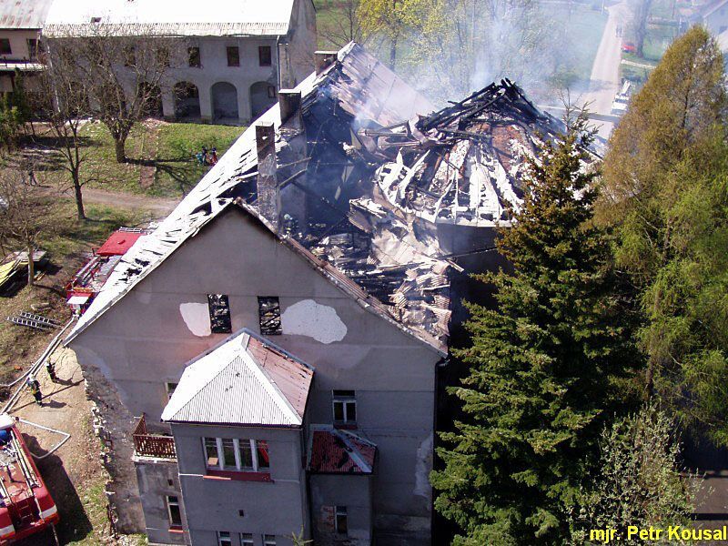 Požár střechy zámečku v obci Jesenný na Semilsku