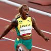 Elaine Thompsonová-Herahová z Jamajky slaví vítězství ve sprintu na 100 m na OH 2020