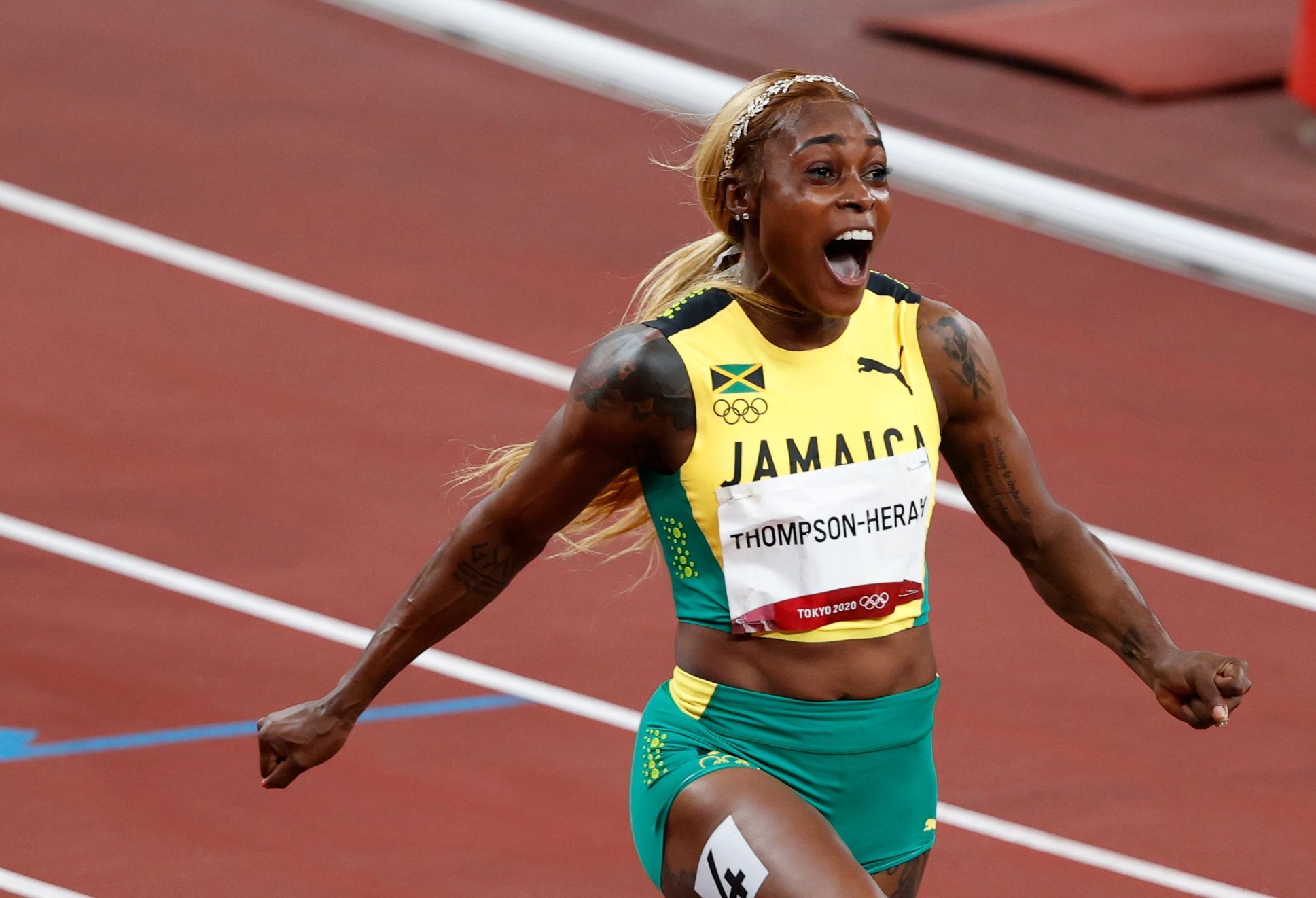 Elaine Thompsonová-Herahová z Jamajky slaví vítězství ve sprintu na 100 m na OH 2020