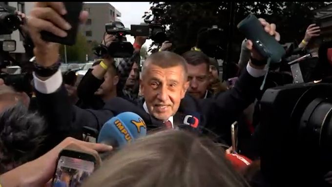 Babiš v euforii: Se dvěma repráky jen prošel kolem novinářů s kusým komentářem