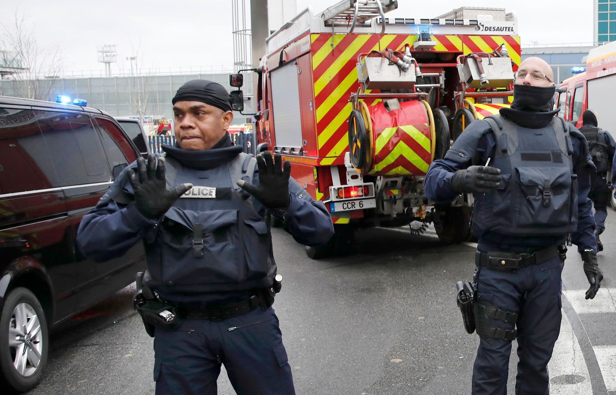 Policie na pařížském letišti Orly po útoku.