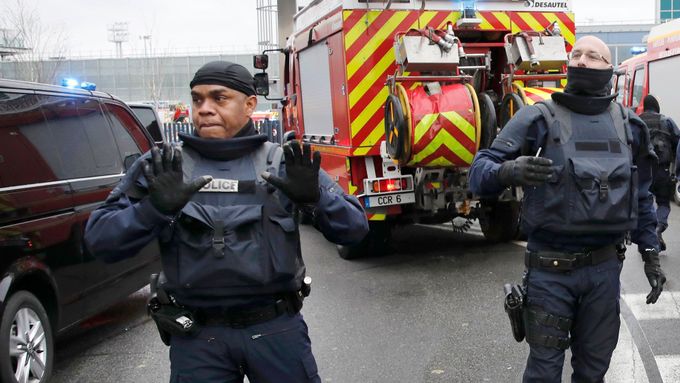 Policie na pařížském letišti Orly po útoku.