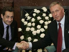 Czech Republic's Prime Minister Mirek Topolanek (R) shakes hands with France's President Nicolas Sarkozy during their meeting at the Visegrad 4+1 Summit in Prague June 16, 2008. REUTERS/David W Cerny (CZECH REPUBLIC)