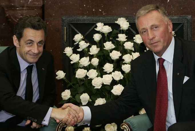 Czech Republic's Prime Minister Mirek Topolanek (R) shakes hands with France's President Nicolas Sarkozy during their meeting at the Visegrad 4+1 Summit in Prague June 16, 2008. REUTERS/David W Cerny (CZECH REPUBLIC)