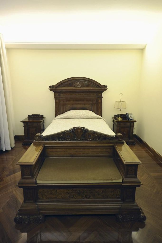 A view of the room where the new Pope will stay following his election in the Saint Marta residence at the Vatican March 9, 2013. REUTERS/Osservatore Romano (VATICAN - Tags: RELIGION) ATTENTION EDITORS - THIS IMAGE WAS PROVIDED BY A THIRD PARTY. FOR EDITORIAL USE ONLY. NOT FOR SALE FOR MARKETING OR ADVERTISING CAMPAIGNS. THIS PICTURE IS DISTRIBUTED EXACTLY AS RECEIVED BY REUTERS, AS A SERVICE TO CLIENTS Published: Bře. 9, 2013, 12:06 odp.