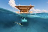 Podvodní hotel se nachází poblíž ostrova Pemba v Indickém oceánu. Třípodlažní objekt ponořený čtyři metry pod hladinou moře navrhla švédská společnost Genberg Underwater Hotels.