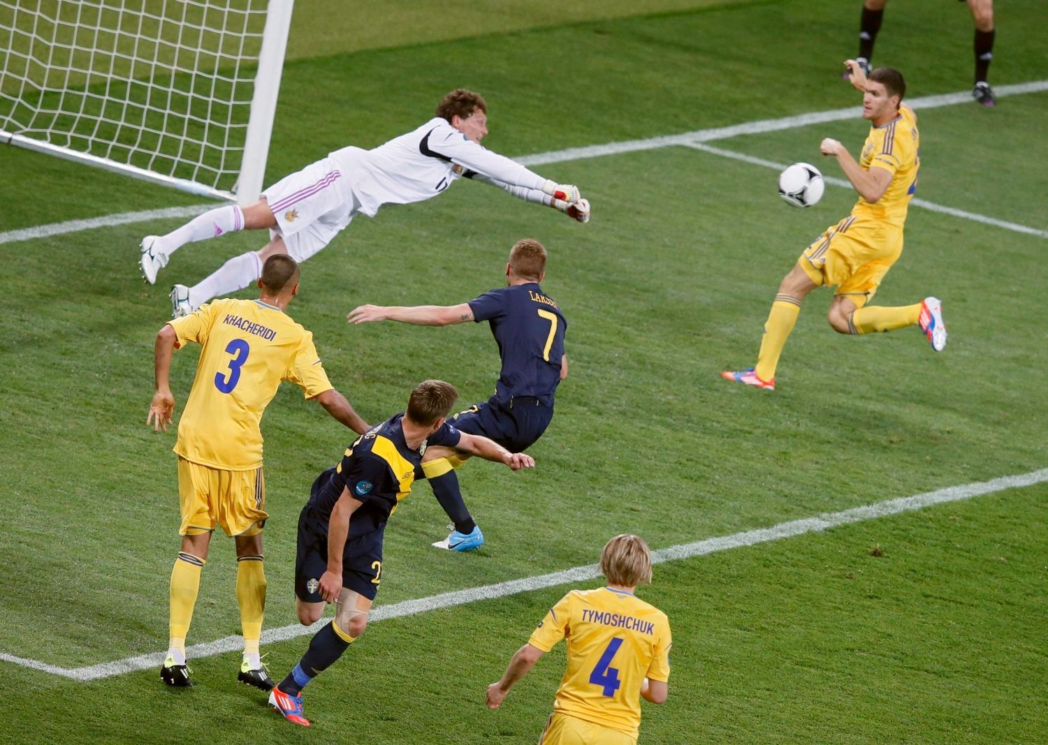 Brankář Maxim Koval vyboxovává míč v utkání Ukrajina - Švédsko na Euru 2012