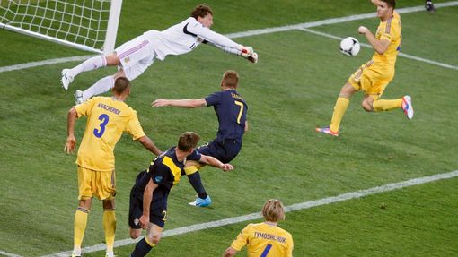 Brankář Maxim Koval vyboxovává míč během utkání Ukrajina - Švédsko v základní skupině D na Euru 2012.
