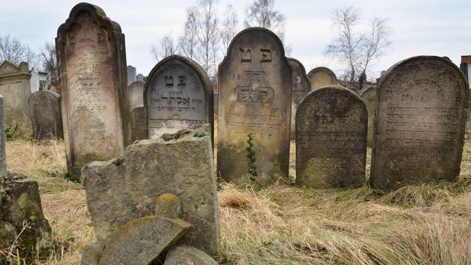 Židovský hřbitov se zachoval v Holešově. V Prostějově byl za války zničen a nyní by měl být připomenut. I to však vyvolalo u místních vášně.
