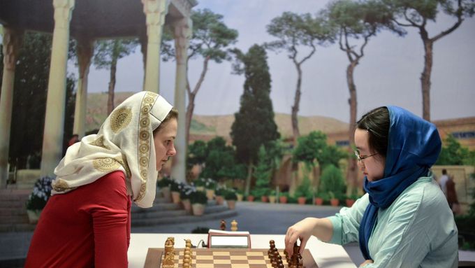 Finálový turnaj se hrál v íránském Teheránu, i proto musely mít šachisty oblečený hidžáb